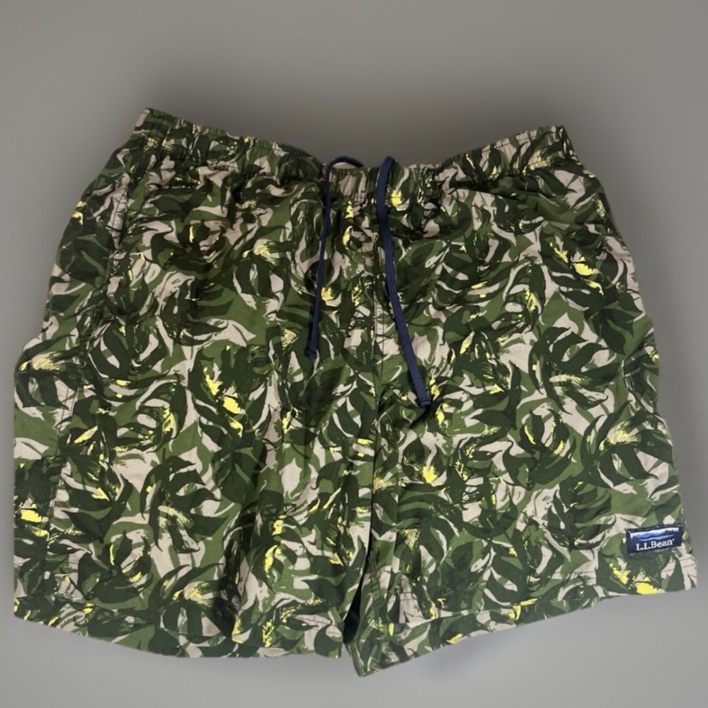 L.L.Bean Men’s Swim Trunks Size L Green Camo Leaf Print Mesh Lined Drawstring